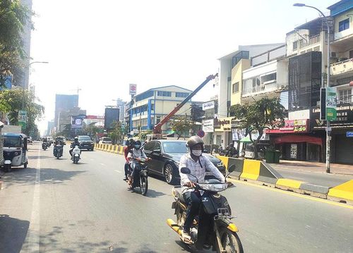 Người dân thủ đô Phnom Penh đeo khẩu trang phòng, chống dịch Covid-19.