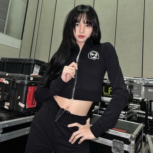 Lisa (BlackPink) là nữ thần tượng được đánh giá cao về thời trang. Cô chuộng phong cách ăn mặc năng động, cá tính và tôn lên thân hình đẹp. Bên cạnh váy áo nữ tính, mỹ nhân nhà YG còn chuộng mặc các kiểu trang phục phi giới tính. Đây cũng là xu hướng được tín đồ thời trang yêu thích thời gian gần đây. Ảnh: @lalalalisa_m.