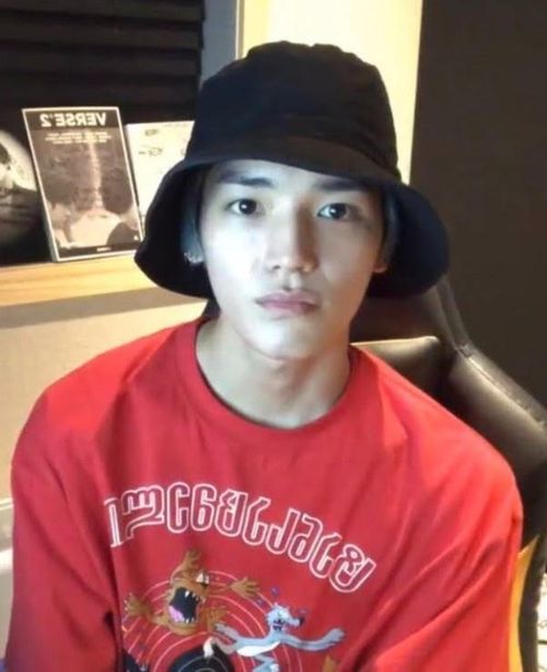 Chiếc áo màu đỏ in hoạt hình vui nhộn Lisa và Taeyong (NCT) mặc trên ảnh là thiết kế của Vetements. Nó có giá 650 USD, phù hợp cho cả nam lẫn nữ. Ảnh: Koreaboo.