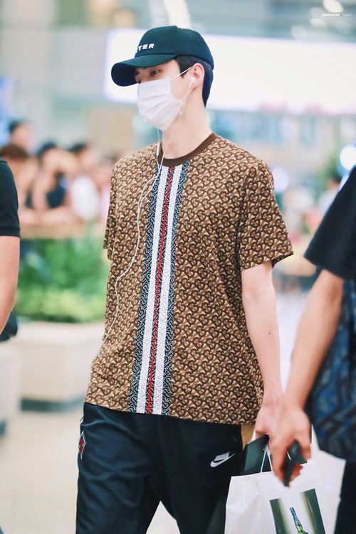 Thiết kế áo phông họa tiết sặc sỡ giá 480 USD của Burberry được Lisa và Sehun (EXO) lựa chọn. Thành viên nhóm BlackPink khéo léo bỏ áo vào trong quần để tránh bị dìm dáng. Trên hình, cô diện quần jeans cạp cao đến từ Balenciaga và khoác túi Chanel. Sehun lại có cách mặc thoải mái hơn. Anh phối cùng quần thể thao, mũ lưỡi trai. Ảnh: Ph, Innocence.