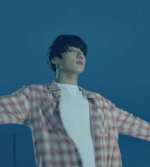 Những mẫu áo sơ mi dáng rộng được ưa chuộng bởi cả hai giới. Mẫu áo Lisa và Jungkook (BTS) mặc đến từ thương hiệu NONAGON, có giá 330 USD. Nữ thần tượng gốc Thái Lan toát lên vẻ năng động khi phối cùng áo phông cổ trễ và quần thể thao. Trong khi đó, thành viên nhóm BTS lại nhìn khá giản dị. Ảnh: Koreaboo.