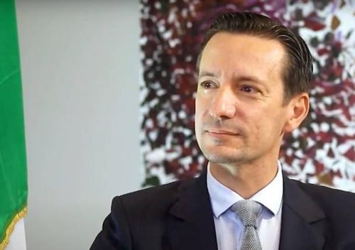 Đại sứ Luca Attanasio sinh ngày 23/5/1977 tại Saronno, Lombardy, Italy, và lớn lên ở Limbiate. Ông tốt nghiệp trường Đại học Thương mại Luigi Bocconi vào năm 2001. Ảnh: VN.