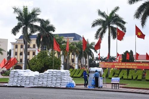 Dịch COVID-19 đang diễn biến phức tạp, tỉnh Hải Dương phong tỏa huyện Cẩm Giàng để thực hiện các biện pháp phòng dịch. Theo thống kê của huyện Cẩm Giàng, toàn huyện hiện có 11.118 công nhân làm việc trong các khu công nghiệp đang thuê trọ tại đây.