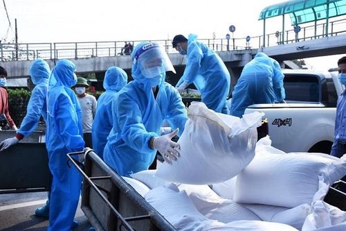Phải đón Tết xa quê và hơn 20 ngày ở trong nhà trọ tại thôn Lê Xá (xã Cẩm Phúc, Cẩm Giàng, Hải Dương), chị Lý Thị Nhớ (quê huyện Vị Xuyên, Hà Giang) cho biết, khó khăn lớn nhất của chị cùng 2.700 công nhân khác đang thuê trọ ở thôn Lê Xá là vấn đề kinh tế. Mặc dù công ty chi trả 70% lương nhưng họ vẫn phải sống dè xẻn. "Khi nhận được sự hỗ trợ của các nhà hảo tâm, những công nhân xa quê như tôi rất vui mừng. Tôi chỉ mong dịch nhanh qua đi, chúng tôi được trở lại làm việc để kiếm tiền lo cho cuộc sống", chị Nhớ nói.