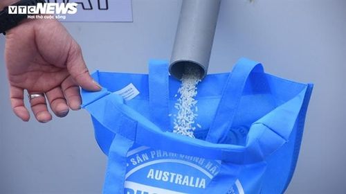 Cây "ATM gạo" là thiết bị nhả gạo tự động, mỗi lần sẽ nhả 5kg gạo/túi. Anh Đỗ Chí Luận, đại diện chương trình Hạt gạo yêu thương cho biết, sau khi khảo sát, đơn vị quyết định sẽ đặt 6 cây ATM gạo tại Hải Dương. Người được nhận gạo từ cây ATM gạo lần này sẽ là các công nhân tại các nhà máy, xí nghiệp của Hải Dương. Thời điểm Tết vừa qua, họ phải dừng việc làm lại không thể về quê nên gặp nhiều khó khăn.