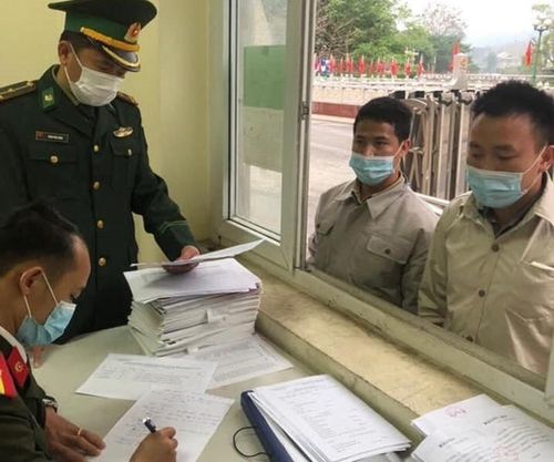 Lực lượng chức năng tiến hành làm thủ tục pháp lý đối với các đối tượng do Công an Trung Quốc trao trả.