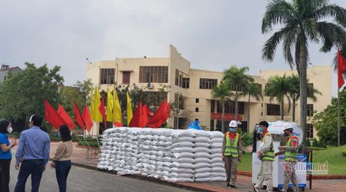 Một tập đoàn xây dựng ủng hộ tỉnh Hải Dương 30 tấn gạo, trong đó hỗ trợ bà con vùng dịch Cẩm Giàng 10 tấn