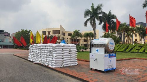 Tuy nhiên, do Cẩm Giàng vẫn đang thực hiện cách ly xã hội nên việc đưa cây ATM gạo vào hoạt động sẽ lùi đến thời điểm xóa cách ly xã hội