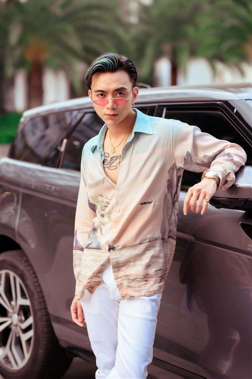 Anh theo đuổi phong cách dân chơi với âm nhạc hiện đại. Ảnh: Bá Ngọc.