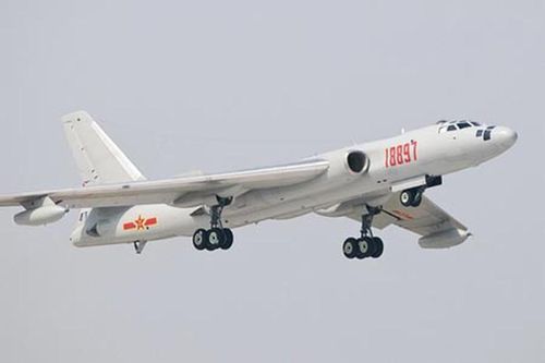 Trung Quốc có lợi thế gần biển Đông, tuy nhiên Mỹ lại có lợi thế về mặt công nghệ vũ khí, cũng như các đồng minh rải rác trong khu vực.