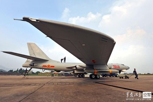 Ông Yue Gang, một đại tá Quân Giải phóng Nhân dân Trung Quốc (PLA) đã nghỉ hưu, cho rằng các cuộc tập trận nhằm phản ứng với hoạt động gần đây của Mỹ ở biển Đông. Trong tháng này, hai nhóm tác chiến tàu sân bay Mỹ là Theodore Roosevelt và Nimitz đã diễn tập ở biển Đông