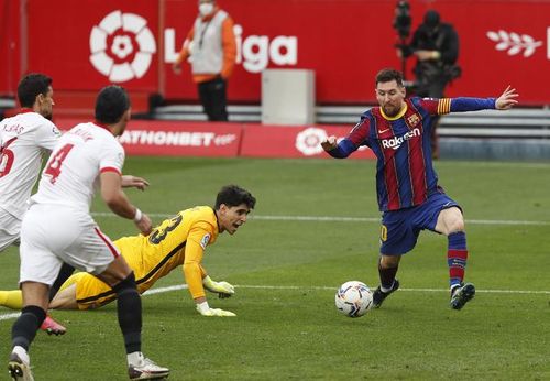 Các cầu thủ Sevilla không thể ngăn cản Messi ghi bàn.