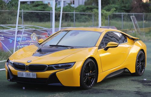 Chiếc BMW i8 mà Bùi Tiến Dũng cầm lái có trị giá khoảng 8 tỷ đồng. Trên trang cá nhân, thủ thành của CLB TP.HCM thường xuyên đăng tải hình ảnh tình tứ với bạn gái là nàng mẫu Tây xinh đẹp Dianka Zakhidova trên chiếc xe mới. 