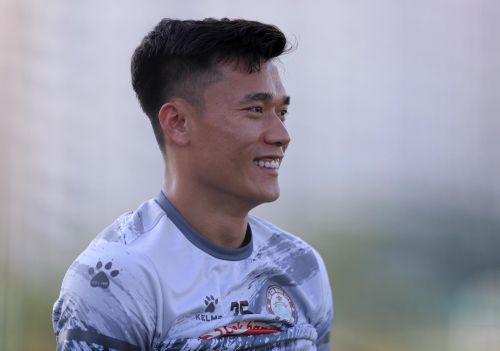  Sau vòng chung kết U23 châu Á, Bùi Tiến Dũng đã trở thành một nhân vật được người hâm mộ quan tâm với biệt danh "thủ môn quốc dân". Để có chữ ký của Bùi Tiến Dũng, CLB TP.HCM phải chi ra mức lót tay 8 tỷ cùng mức lương 50 triệu đồng mỗi tháng cho thủ thành sinh năm 1997. 