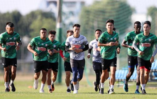  Trước thềm mùa giải 2021, CLB TP.HCM đã chiêu mộ thành công thủ môn Phạm Văn Cường từ CLB Quảng Nam. Nếu không có những sự tiến bộ nhất định, chắc chắn Bùi Tiến Dũng sẽ có rất ít cơ hội được vào sân thi đấu khi phải cạnh tranh khốc liệt với hai đàn anh là Thanh Thắng và Văn Cường. 