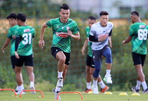  Sau hai trận đầu mùa giải 2021, CLB TP.HCM có 3 điểm khi thua Đà Nẵng và thắng Hà Tĩnh. Lee Nguyễn và đồng đội đang đứng thứ 7 trên bảng xếp hạng, đá ít hơn 4 đội khác một trận. 