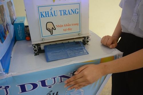 Máy ATM sử dụng bộ phận cảm biến, chỉ cần khua tay thì nước sát khuẩn, khẩu trang, gạo và mỳ tôm sẽ ra
