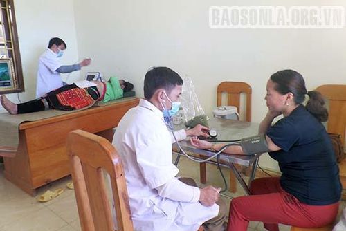 Huyện đoàn Bắc Yên phối hợp với Bệnh viện Đa khoa huyện tổ chức khám chữa bệnh cho người dân bản Suối Háo, xã Hồng Ngài.