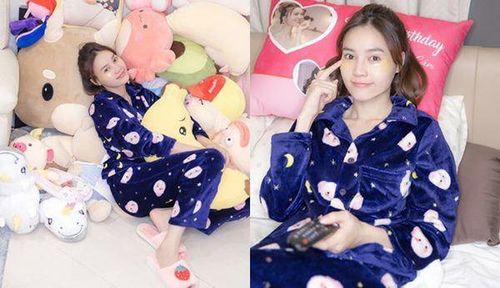 Phòng ngủ của nữ diễn viên chứa nhiều món quà đáng yêu từ fan hâm mộ gửi tặng.