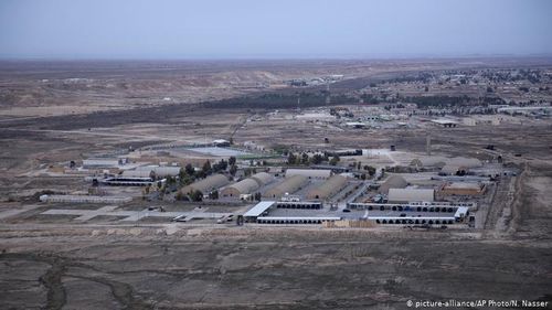 Ít nhất 10 quả rocket đã bắn vào căn cứ không quân Ain Al Asad của Mỹ, tại phía Tây Iraq. (Nguồn: AP)
