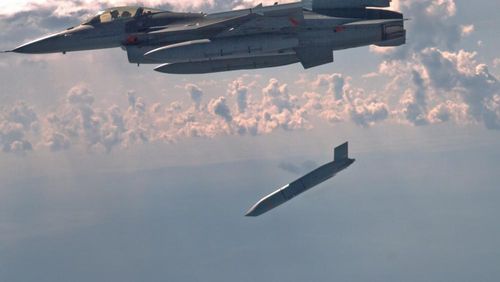 AGM-158 JASSM bay hành trình với tốc độ cận âm, tầm bắn tối đa 370 km ở phiên bản thông thường hoặc lên tới 926 km với biến thể tăng tầm JASSM-ER, tức là ngoài tầm bảo vệ của các tổ hợp phòng không S-300/400.