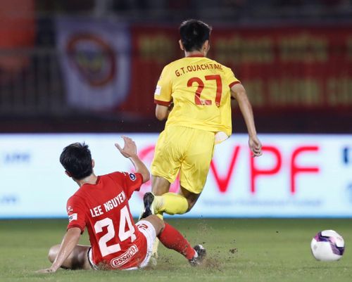  Lee Nguyễn nỗ lực hỗ trợ phòng ngự nhưng anh thường thất thế trong những cuộc đua tốc độ. Ảnh: Y Kiện. 