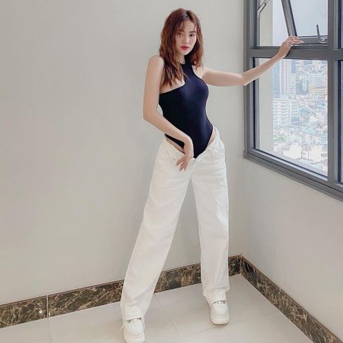 Xuất hiện vào năm 2020, xu hướng phối đồ cùng bodysuit vẫn chưa có dấu hiệu hạ nhiệt. Ninh Dương Lan Ngọc diện bodysuit đen với quần jeans ống rộng. Cô hoàn thiện vẻ ngoài bằng giày sneakers đế thô. Ảnh: @ninh.duong.lan.ngoc.