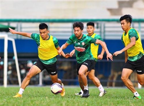 Lee Nguyễn (số 24) vừa có thêm 1 tháng để hòa nhập.