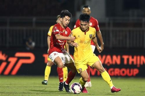 Lee Nguyễn (phải) là cầu thủ nội ở đẳng cấp cao nhất V-League 2021.