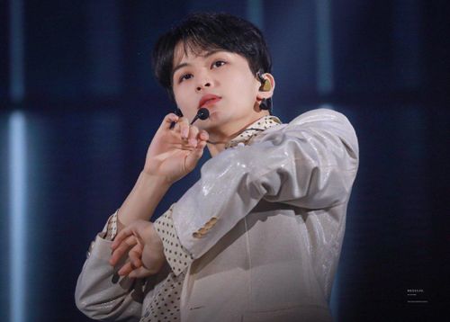 Sinh năm 1999 song Mark được đánh giá là thần tượng có kỹ năng rap tốt nhất SM. Chàng idol gốc Canada cũng cho thấy sự ổn định trong cả giọng hát lẫn vũ đạo. Do Young (NCT) từng tiết lộ: “Mỗi tuần, chúng tôi đều có buổi khen thưởng dành cho thực tập sinh giỏi nhất. Và tuần nào Mark cũng là người được xướng tên”. Ngoài ra, anh còn có khả năng sáng tác và chơi ghi ta thành thạo. Ảnh: NCT.
