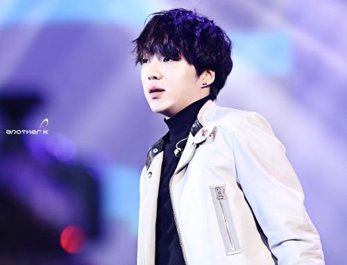 Nam idol sinh năm 1994 đã quyết định chọn gia nhập YG Entertainment. Chỉ một tháng sau khi ký hợp đồng thực tập sinh với công ty, anh đã phát hành single You Are Heaven - nhạc phim chính thức của bộ phim đình đám Midas. Bên cạnh đó, Seung Yoon còn xuất hiện trong sitcom nổi tiếng High Kick 3. Năm 2013, anh càng trở nên nổi tiếng qua single It Rains và Wild and Young. Ảnh: Twitter.
