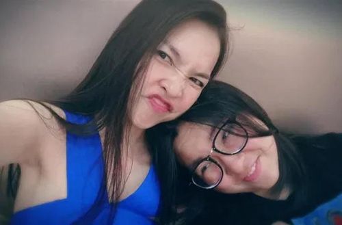 Trước những lời bình luận tiêu cực, Hiền Thục đã an ủi con: "Mẹ thương em, không sao cả, vì họ không hiểu em dễ thương và hài hước thế nào. Suy cho cùng suy nghĩ là của riêng họ, mẹ dạy dỗ con thế nào, chỉ mẹ biết con đáng yêu ra sao… Cục cưng của mẹ, đến lúc con làm quen với một chút sóng gió rồi. Mẹ luôn ở bên con. Mẹ từng dặn: Lời nói nở hoa thì tấm lòng mới thơm ngát, nhỉ?”.