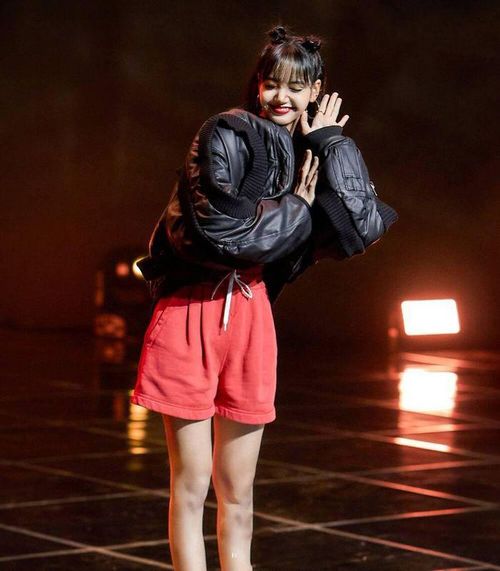 Không còn vẻ gợi cảm, mỹ nhân gốc Thái Lan nhanh chóng thay đổi sang phong cách hip hop kết hợp với kiểu tóc búi 2 bên đang được ưa chuộng. Bộ đồ đỏ bên trong của Miu Miu, có giá khoảng 1.600 USD giúp cô trông trẻ trung. Việc kết hợp với áo Circle Gân MA-1 Jacket của Cycle, có giá 620 USD đã khiến vẻ ngoài của Lisa thêm phần hầm hố. Ảnh: iQiyi. 