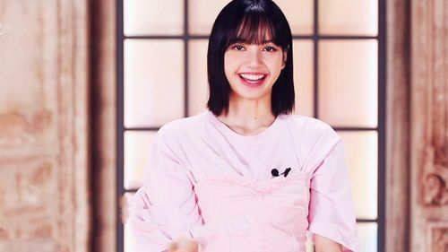  Bộ đồ tông hồng pastel lại giúp Lisa thể hiện vẻ nhí nhảnh. Tuy nhiên, việc không có sự xuất hiện của phụ kiện khiến cô trông nhạt nhòa. Ảnh: iQiyi. 