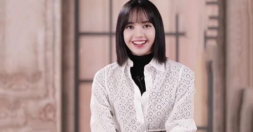  Nổi lên từ vài năm trước, cách phối đồ nhiều lớp vẫn chưa lỗi mốt, giúp các tín đồ thời trang nâng tầm phong cách. Lisa dung hòa giữa nét cá tính và thanh lịch khi diện mẫu áo sơ mi họa tiết hoa xuyên thấu cùng áo cổ lọ đen đơn giản. Ảnh: iQiyi. 