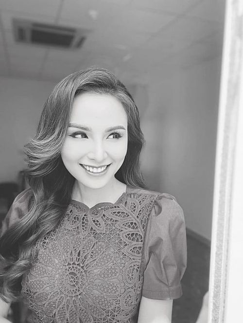 Hoa hậu Diễm Hương tâm sự: "Bước ra đường hay nghe người ta nói: "Phụ nữ hơn nhau ở tấm chồng". Nghe thì cũng đúng đấy, phụ nữ dù mạnh mẽ đến đâu cũng lắm nước mắt chỉ là họ chọn khóc công khai hay trên gối, như tôi thì thích dưới vòi hoa sen (nhưng trớ trêu thay, tôi hay khóc khi bực tức... và cả là ngủ mơ), họ đều cần một bờ vai để nương tựa, một cánh tay vững chãi ôm vỗ về họ, và cả là nơi để họ có thể như con mèo con nhõng nhẽo. Nhưng nếu bạn yêu cầu họ phải biết tự lo, ổn thôi! Họ sẽ làm được và chính lúc ấy bạn đã có câu trả lời cho sau này: “Tại sao em không chia sẻ với anh chứ? Phải làm sao để em như ngày xưa?". Không phải họ không muốn, mà họ đã dần quen phải tự lo, bệnh tự mua thuốc, đói tự ăn, buồn tự đi nhậu và thậm chí là tự đi xem phim. Tất cả những điều bạn yêu cầu là họ đã khó khăn tập quen. Và họ đã không còn nhớ cách làm sao để quay lại trở thành con mèo con nũng nịu với bạn! Trách họ hay trách chính bạn đã khiến con mèo con phải trưởng thành và trở thành con hổ đơn độc!