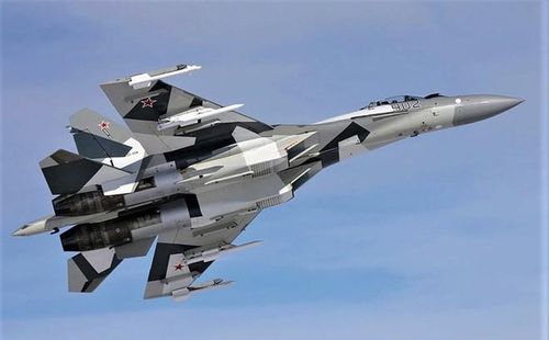 Khả năng cơ động kết hợp cùng vũ khí đa năng giúp Su-35 vượt mặt nhiều loại tiêm kích của phương Tây. 