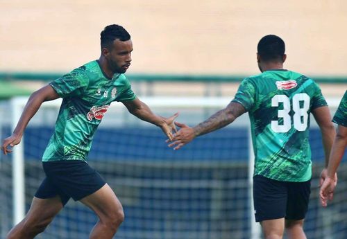  Dario (trái) và Paulo kết hợp với Barros tạo nên "mũi đinh ba" từ Brazil của ông Polking. Ảnh: CLB TP.HCM/Cao Toàn. 