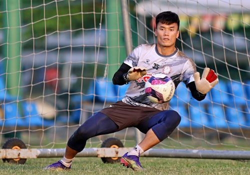  Thủ môn Bùi Tiến Dũng vẫn có thể đi cùng đội bóng ra Quảng Ninh. Dũng rất nỗ lực để thể hiện sau khi đội bóng bổ sung thêm 2 thủ môn nữa trong đội hình. Khả năng ra sân của anh vẫn còn bỏ ngỏ. 