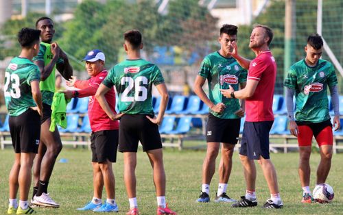  HLV Alexandre Polking cho biết những tín hiệu tích cực trong buổi tập ngày càng nhiều. Ông sẽ chơi tấn công tổng lực bằng "cây đinh ba" người Brazil và Lee Nguyễn ở vị trí hộ công. Tuy nhiên, sức mạnh của đội thể hiện như thế nào còn phải chờ 90 phút sắp tới. 