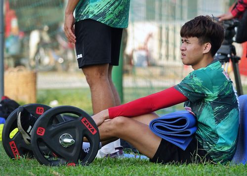  Ở vòng 1 V.League, Hậu bị Võ Ngọc Toàn của đội Đà Nẵng đốn giò và nghỉ từ ngày 21/1. Sau một thời gian cho lành đầu gối, Hậu lại bị trật cổ chân trong một buổi tập. Vậy là anh không thể tham gia tập luyện nên không có tên trong danh sách di chuyển ra Quảng Ninh. 