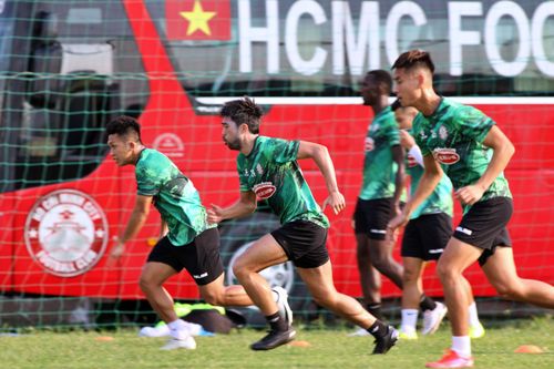  Lee Nguyễn vẫn là cái tên đáng chú ý nhất bên phía đội khách. Cầu thủ Quảng Ninh chắc chắn sẽ phải khóa chặt vùng hoạt động của cầu thủ Việt kiều này. Ông Polking cho Lee Nguyễn đá tự do để có thể phát huy hết khả năng sáng tạo và ghi bàn. 