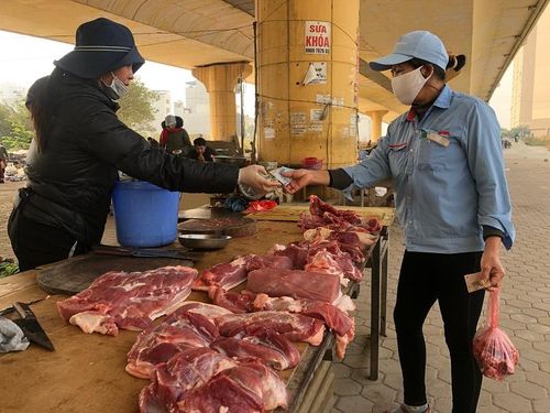 Người dân chọn mua thịt tại chợ Dương Nội, Hà Đông. Ảnh: Phương Nga