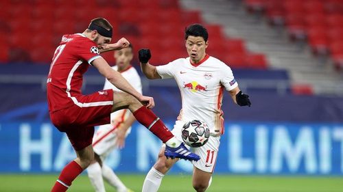 Nathaniel Phillips thi đấu với cái đầu phải cuốn băng 
