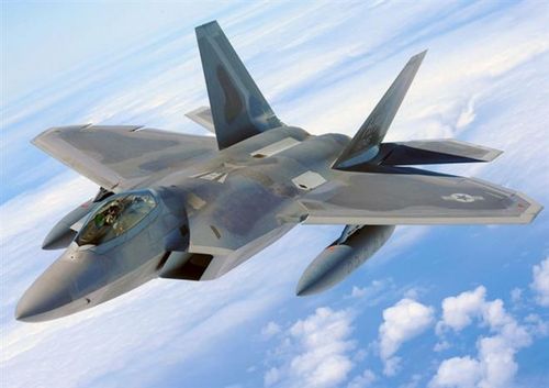 Vị trí thứ nhất thuộc về tiêm kích F-22 Raptor của Mỹ. Ngoài vẻ ngoài mạnh mẽ, một trong những lợi thế của F-22 Raptor là khả năng tàng hình, tốc độ di chuyển, khả năng cơ động, khả năng xử lý tình huống và hệ thống vũ khí tầm xa uy lực.