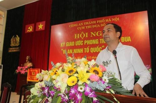 Đồng chí Nguyễn Đình Khuyến, Chủ tịch UBND quận Tây Hồ phát biểu tại hội nghị