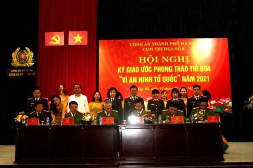Thiếu tướng Đào Thanh Hải, Phó Giám đốc CATP Hà Nội cùng lãnh đạo UBND quận Tây Hồ chứng kiến lễ ký kết giao ước thi đua của Cụm thi đua số 8