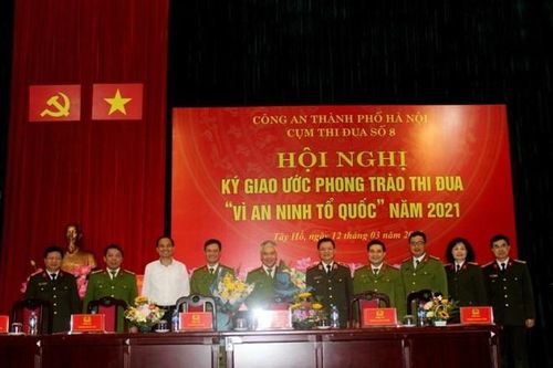 Lãnh đạo CATP và UBND quận Tây Hồ tặng hoa chúc mừng các đơn vị trong Cụm thi đua