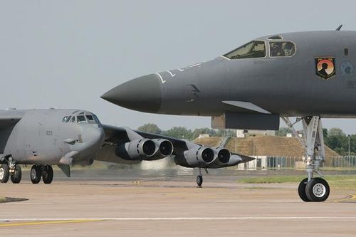 Bên cạnh đó, Mỹ cũng đồn trú nhiều loại oanh tạc cơ chiến lược như B-52, B-1 Lancer và cả B-2 Spirit ở căn cứ Diego Garcia ở Ấn Độ Dương. Khi kết hợp các căn cứ tại Nhật Bản, căn cứ Andersen và căn cứ Diego Garcia, thì oanh tạc cơ và máy bay chiến đấu Mỹ, có thể tạo thành 3 mũi giáp công nhằm vào Trung Quốc.