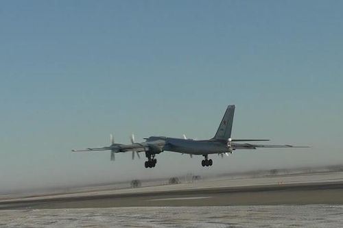 MMáy bay ném bom chiến lược Tu-95MS cất cánh. Ảnh: Zvezda TV